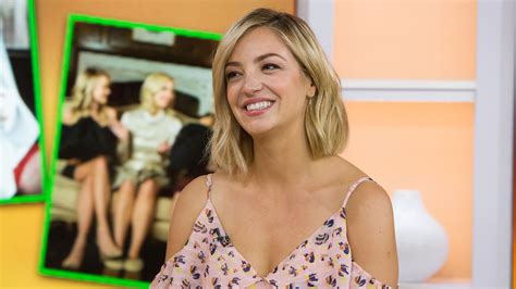 Abby Elliott Talks About ‘odd Mom Out And Does Her Drew Barrymore Impression