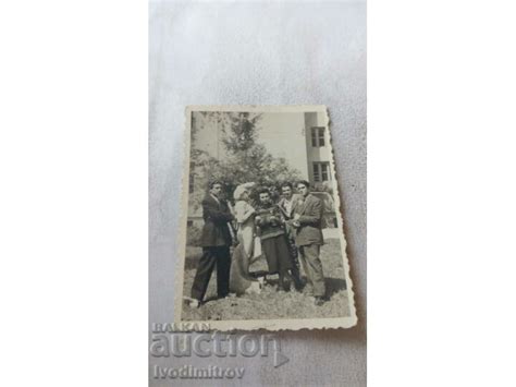 Снимка София Четирима млади мъже до статуя Стари снимки Изделия от хартия balkanauction
