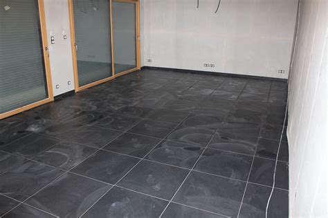 Ne passez pas à côté des 7 tendances carrelage de 2021 : Carrelage 45x45 gris anthracite