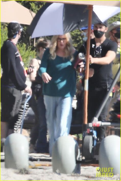 Photo New Dead To Me Set Photos Christina Applegate Pregnant 45 Photo 4659051 Just Jared