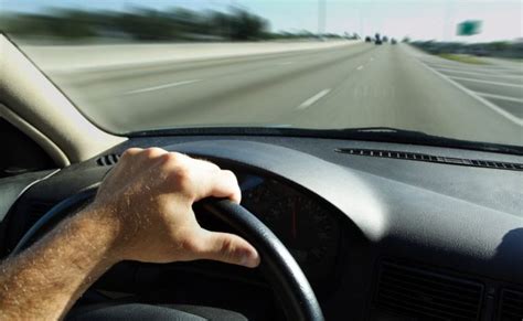 Cómo Se Debe Agarrar El Volante De Un Coche A Todo Motor