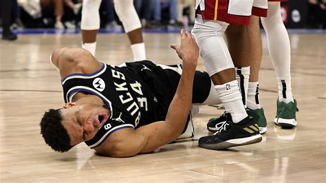 Bucks Giannis Antetokounmpo Forced From Game 1 With Back Injury NBA