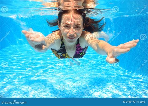 glückliche lächelnde frau schwimmt unter wasser im pool stockbild bild von freude person