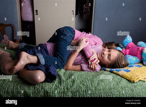 Zwei Mädchen auf dem Bett Ringen Stockfotografie Alamy