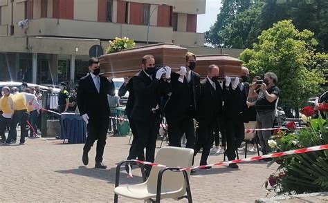 Il cantante bassanese michele merlo era ricoverato nel reparto di terapia intensiva dell'ospedale maggiore di bologna dopo essere stato. A Varese il funerale di Alessandro Merlo e Silvia Malnati - VCONews.it