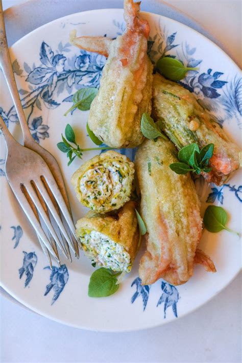 Cultivar calabacines (o zucchini) es tan fácil que es el vegetal ideal para que los chicos los siembren. FLORES DE CALABACÍN RELLENAS EN TEMPURA (Las Maria ...