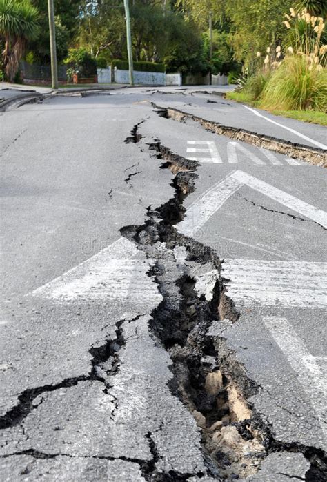 Le dernier tremblement de terre en indonésie a fait des milliers de. Fissures Dans Une Route Provoquée Par Un Tremblement De Terre Image stock - Image du perte ...