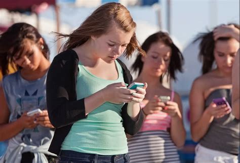 There Are Three Reasons Why Cell Phones Should Be Banned From Our Schools Creatively United