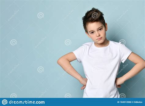 Adolescente Brunet Con Camiseta Blanca él Puso Sus Manos Sobre Las Caderas Y Mirándote Posando