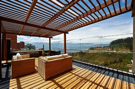Dieser hält zwar den wind schützend ab, weil er aber durchsichtig ist, geht die herrliche aussicht nicht verloren. CHALET PERGOLA ET AMÉNAGEMENTS EXTÉRIEURS - Corse ...