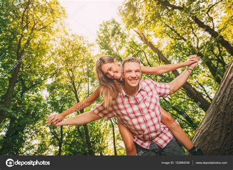 Молодая пара катающаяся на спине в лесу — Стоковое фото © milanmarkovic 152884536