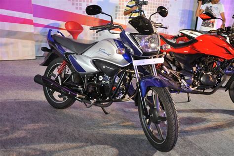 Hero splendor ismart is the more equipped variant of the splendor and it comes with a new design language which looks modern as compared to spendor plus. Hero Splendor iSmart 3-Quarter Front in 'Silver'