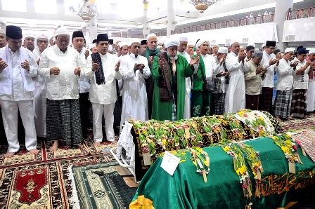 Contoh surat rasmi kepada ketua menteri sabah contoh surat rasmi penolakan tawaran kerja contoh surat rasmi jemputan lawatan kerja contoh surat rasmi permohonan cuti kecemasan contoh surat rasmi memohon kebenaran keluar contoh surat rasmi memohon kebenaran mengadakan aktiviti contoh surat rasmi kepada yb datuk. Tata Cara Menyalatkan Jenazah - Daarul Multazam | Pondok ...