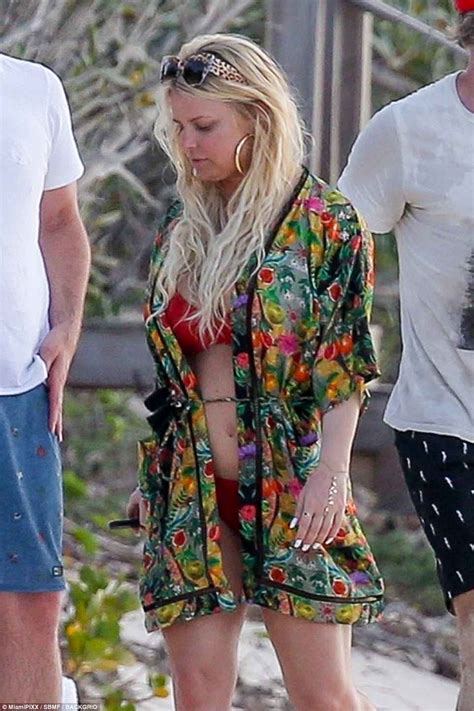 Karierę szkoleniową hjulmand rozpoczął w klubie lyngby bk, gdzie trenował zespoły juniorów. Jessica Simpson models racy red bikini as she has a ball ...