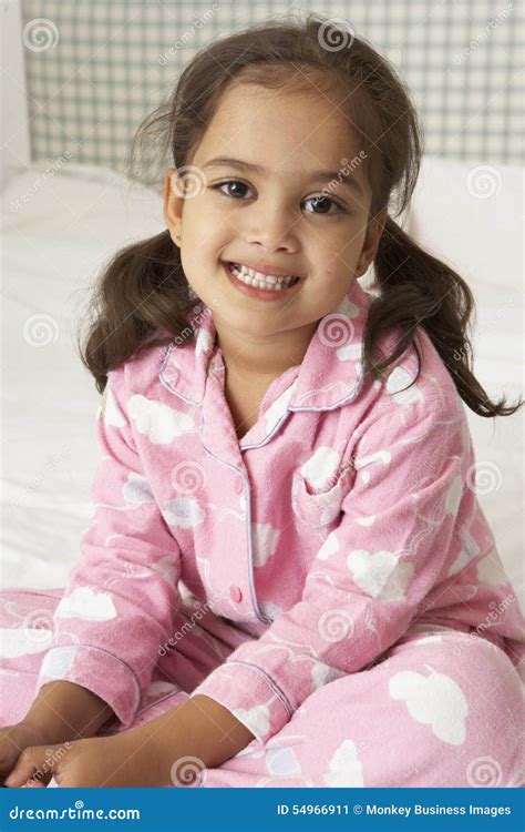 Junges Mädchen Tragende Pyjamas Die Auf Bett Sitzen Stockbild Bild Von Bett Kind 54966911
