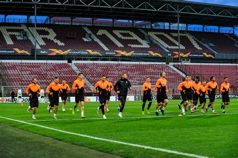 Un membru din staful sârbilor a filmat scandalul, iar jurnaliștii unui site din serbia au folosit următorul titlu pentru această știre: Campionii de la CFR Cluj se reunesc mâine!