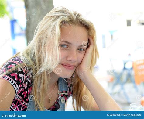 Jonge Blonde Vrouwelijke Tiener Stock Foto Image Of Blond Staar 33103206