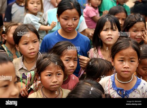 Enfants Hmong Dans Un Petit Village Entre Pakbeng Et Luang Prabang Laos Photo Stock Alamy