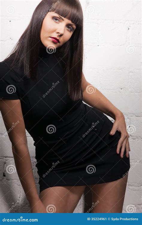 sexig modell i svart klänning fotografering för bildbyråer bild av mörkt klänning 35224961