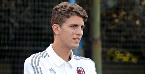 Manuel locatelli (born 8 january 1998) is an italian footballer who plays as a midfielder for serie a club sassuolo and the italy national team. PREDSTAVLJAMO: Manuel Locatelli