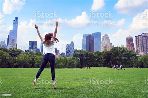 여자아이 점프 있는 뉴욕 센트럴 파크 센트럴 공원 맨해튼에 대한 스톡 사진 및 기타 이미지 센트럴 공원 맨해튼 뉴욕 시 걷기 Istock