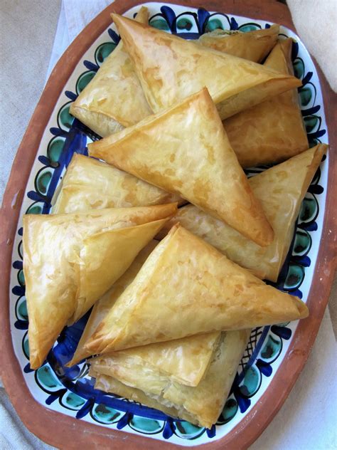 La rogina est un restaurant arménien où vous pouvez aussi déguster une succulente cuisine traditionnelle arménienne et française. La cuisine d'ici et d'ISCA: Beureks arméniens