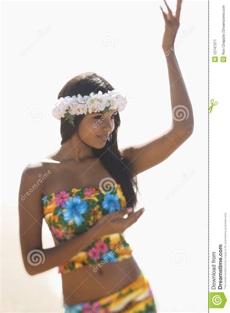 Baile Hawaiano Atractivo De La Mujer Imagen De Archivo Imagen De Sonrisa Selectivo 12747371