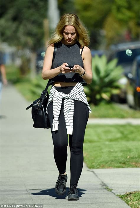 Mena Suvari Shows Off Her Taut Tum After Lunching With Friends In Los