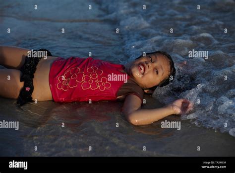Cute Jugendliche Asiatische Mädchen Mit In Das Wasser Planschen Im Meer An Den Strand Im Sommer