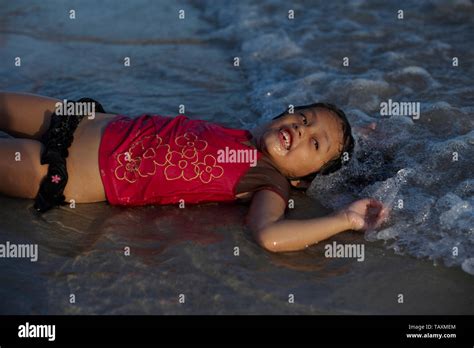 Linda Chica Asiática Preadolescentes Tendido En El Agua Chapoteando En