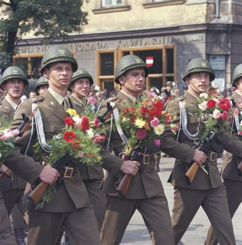 soldiers of the polish people s army during a military ceremony 1986 military poland people