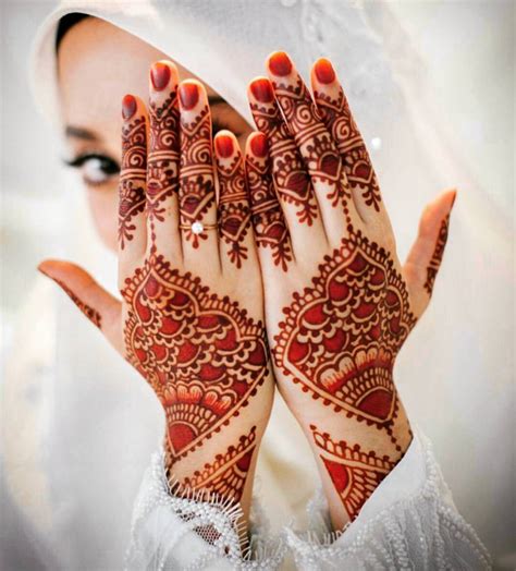 Kemudian henna pengantin, henna kaki, henna telapak tangan dan juga ukiran henna yang lainnya. 20 Corak Henna Merah Cantik Terukir Atas Tangan