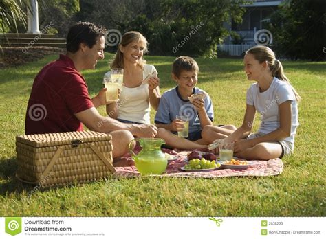 Reméljük nem lesz rosz idő és nem kell bennt gubbasztani vasárnap. Família Que Tem O Piquenique No Parque. Imagem de Stock ...