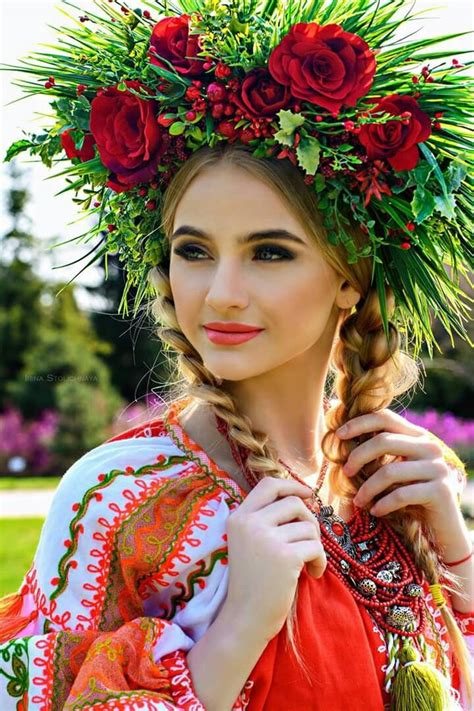 pin by katya pilipchuk on ukrainian huskas traditional modern kyivan rus clothing 花かんむり 民族
