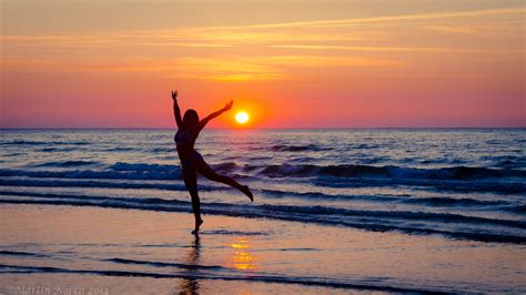 Silhouette Of Woman Dancing Near Seawave During Sunset Hd Wallpaper
