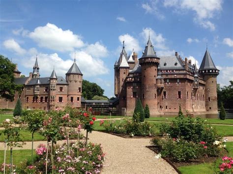 Enjoy the beautiful surroundings of gelderland and admire the oldest tree of the netherlands at doorwerth castle. Best Castles in the Netherlands | European castles, Castle ...