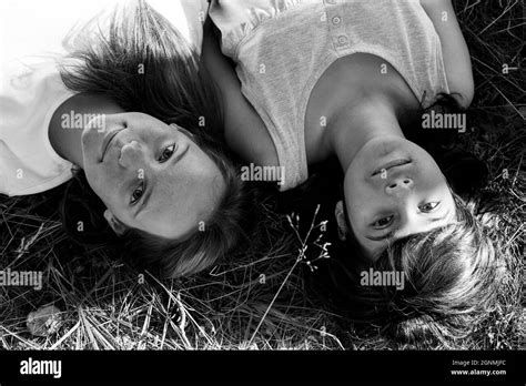 Dos Chicas Adolescentes Tumbadas En La Hierba En El Parque Foto En Blanco Y Negro Fotografía De