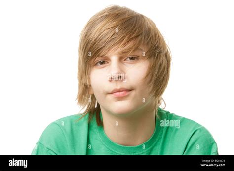 13 Jähriger Junge Mit Einem Grünen T Shirt Stockfotografie Alamy