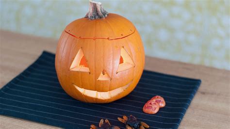 Cómo hacer una calabaza decorada para Halloween - YouTube