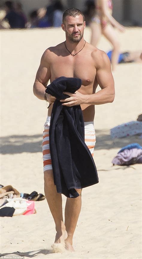 Kris Smith Shows Off His Muscular Torso As He Enjoys A Beach Day With Lana Maxwell Daily Mail