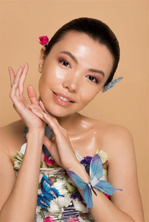 Jolie Fille Asiatique Nue En Fleurs Avec Des Papillons Sur Le Corps Photo Stock Image Du