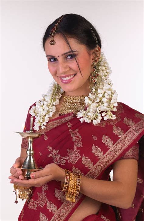 Indisches Mädchen Mit Der Sari Welche Die Lampe Anhält Stockbild Bild Von Schmuck Kleid 7776053
