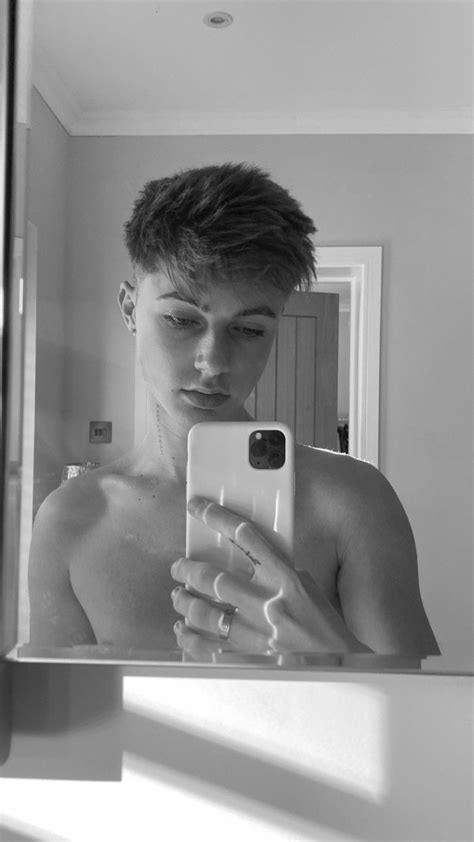 Pin By Charlotte Smith On Celebrities Cute White Guys Ideal Boyfriend Mirror Selfie Poses