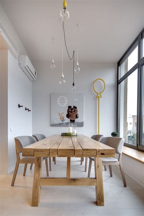 Une salle à manger de style scandinave avec une petite touche déco