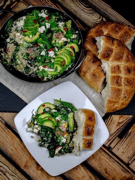Das grüne gemüse dazugeben und das ganze 4 minuten pfannenrühren. Fred serviert Shakshuka in Grün statt Rot | Lecker ...