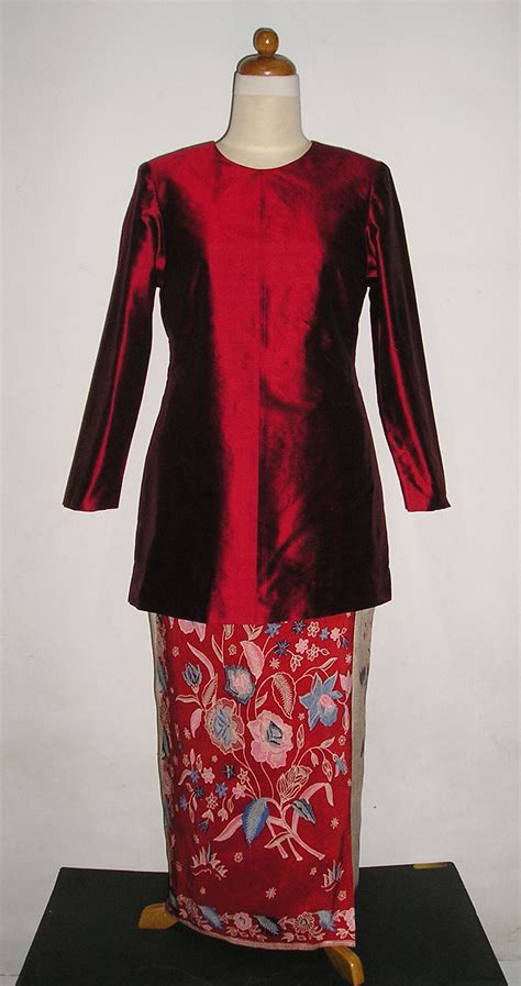 Kebaya Kurung Baju Kurung In Red With Beautiful Batik Sarong Wiwi