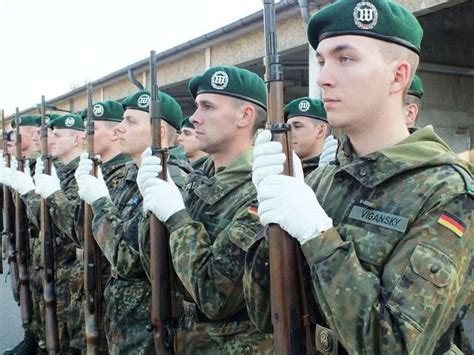 Die meisten menschen stellen sich soldaten vor allem in einer uniform vor. Bundeswehr | Military vehicles, Im a survivor