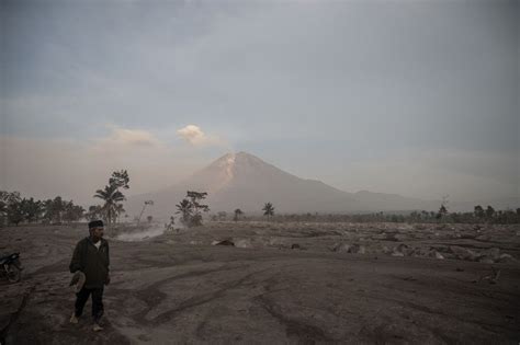 More People Flee After Eruption Of Indonesia S Mount Semeru Philstar Com