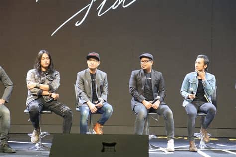 คณะแพทย์แถลงอาการ 'ตูน บอดี้สแลม' ที่ถูกหามส่งโรงพยาบาลด่วน เกิดจากอาการหมอนรองกระดูกคอเบียดโดนเส้นประสาท อีก 2 สัปดาห์ลุ้นผลการรักษาด้วย. ตูน-บอดี้สแลม เผยเกมก็ไม่ต่างกับดนตรีในสมัยก่อน หลังรวมโปร ...