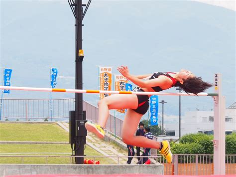 走り高跳び 陸上運動（走り高跳び）では 具体的な指導内容 3歩助走 リズミカルに5～7歩助走 目印をめがけての練習 試技の回数やバーの高さの決め方などのルールを定めて競争したり，自己の記録の伸びや目標とする記録 の到達を目指したりします。 長野体育ジャーナル » 鈴木みのり選手（伊那北）女子走り ...